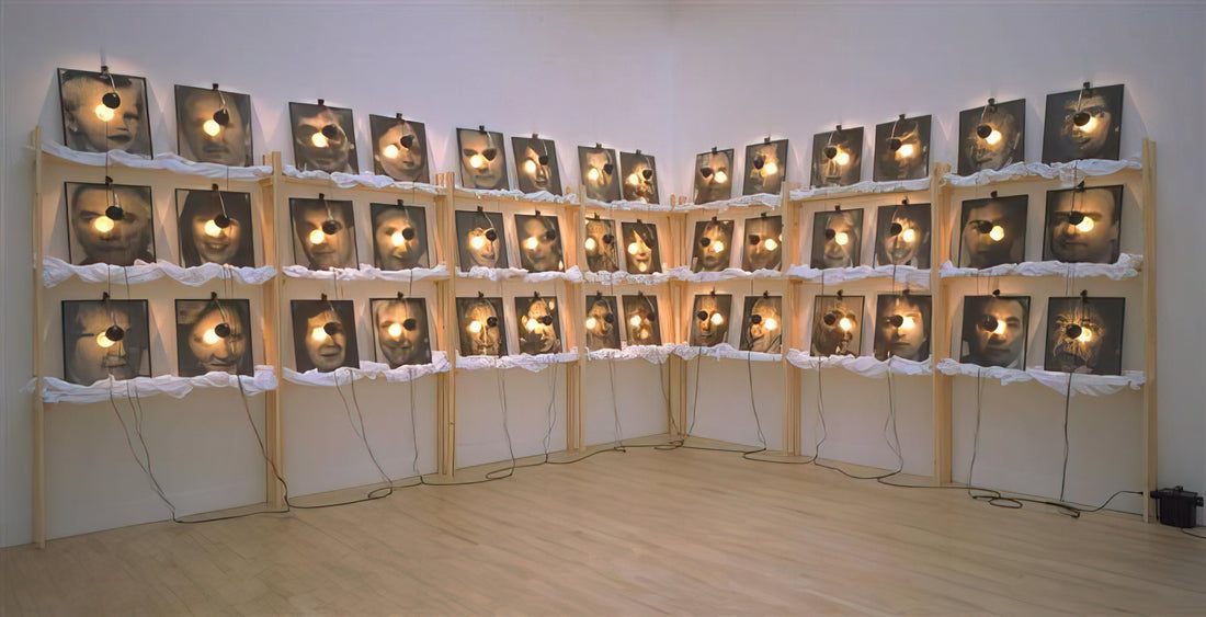 Christian Boltanski Kunstwerke: Eine tiefgründige Analyse seiner bewegendsten Werke