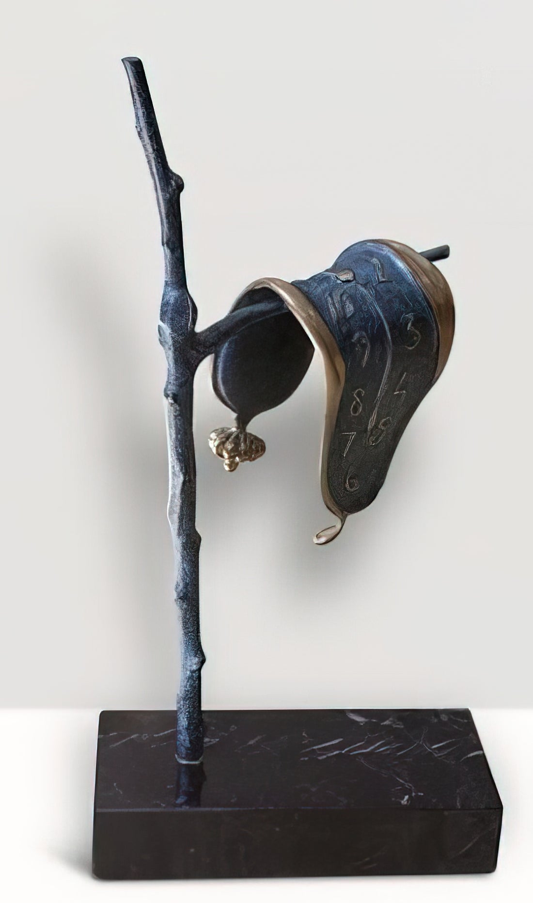 Was ist die Bedeutung hinter Santiago El Grande von Salvador Dalí?