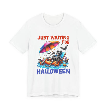 Fantôme squelettique d'été juste en attente d'Halloween