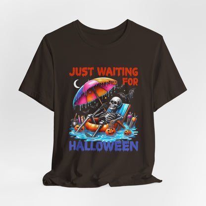 Fantôme squelettique d'été juste en attente d'Halloween