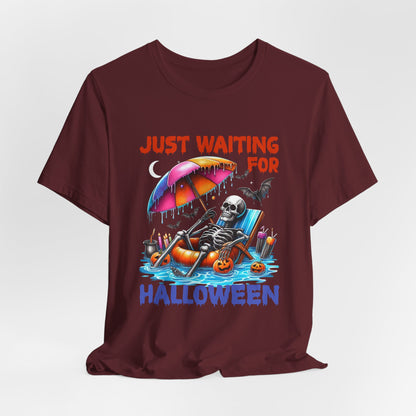 Fantôme squelettique d'été juste en attente d'Halloween