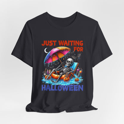 Fantôme squelettique d'été juste en attente d'Halloween