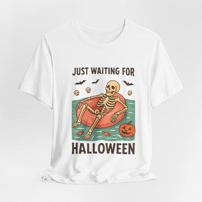 Fantôme squelettique d'été juste en attente d'Halloween