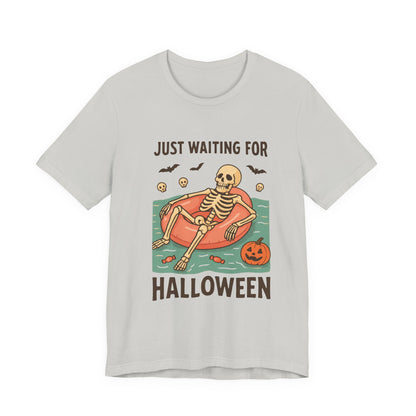 Fantôme squelettique d'été juste en attente d'Halloween