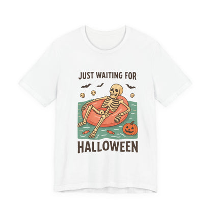 Fantôme squelettique d'été juste en attente d'Halloween